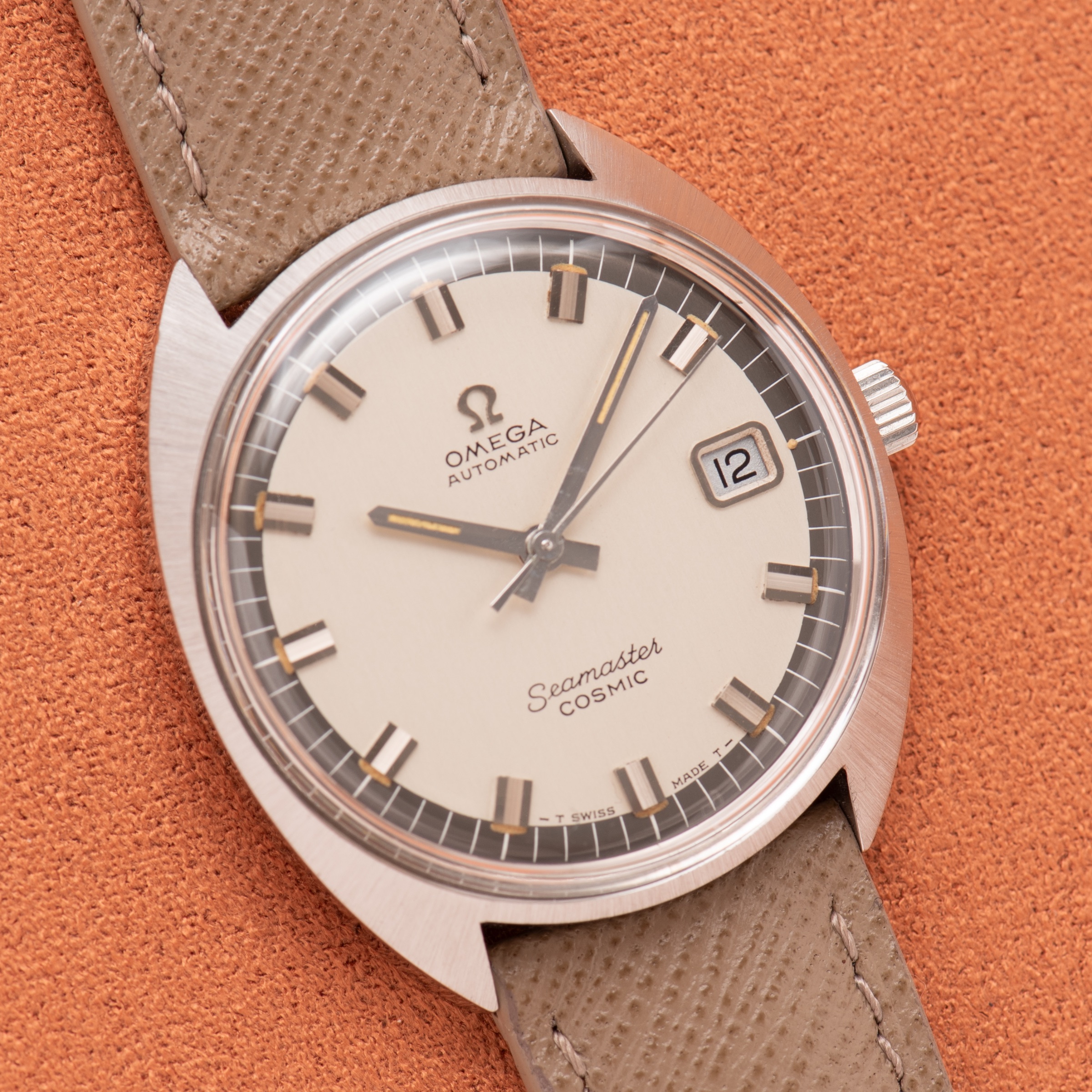 Vue de Omega Seamaster Cosmic — cadran crème — Réf. 166.036 — 1968